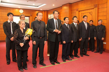 Đoàn Tổng Hội người Việt Nam tại Lào viếng Đại tướng.